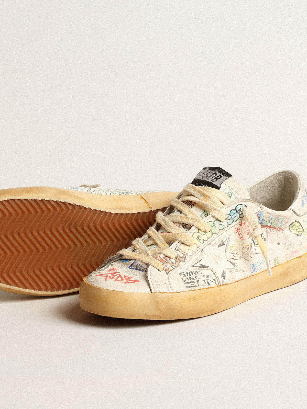 Super-Star en nappa blanc avec graffiti multicolores all-over