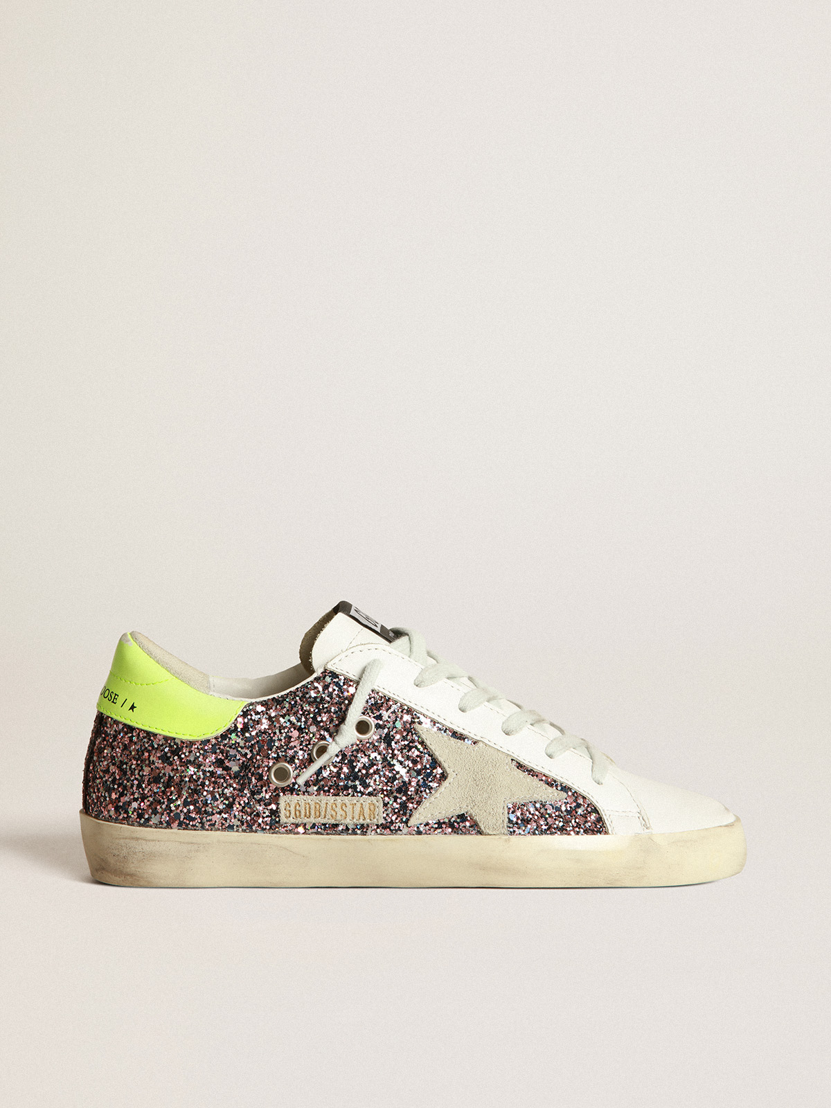 Sneakers Super-Star à paillettes couleur grise et rose avec étoile en daim gris froid et contrefort en cuir jaune fluo