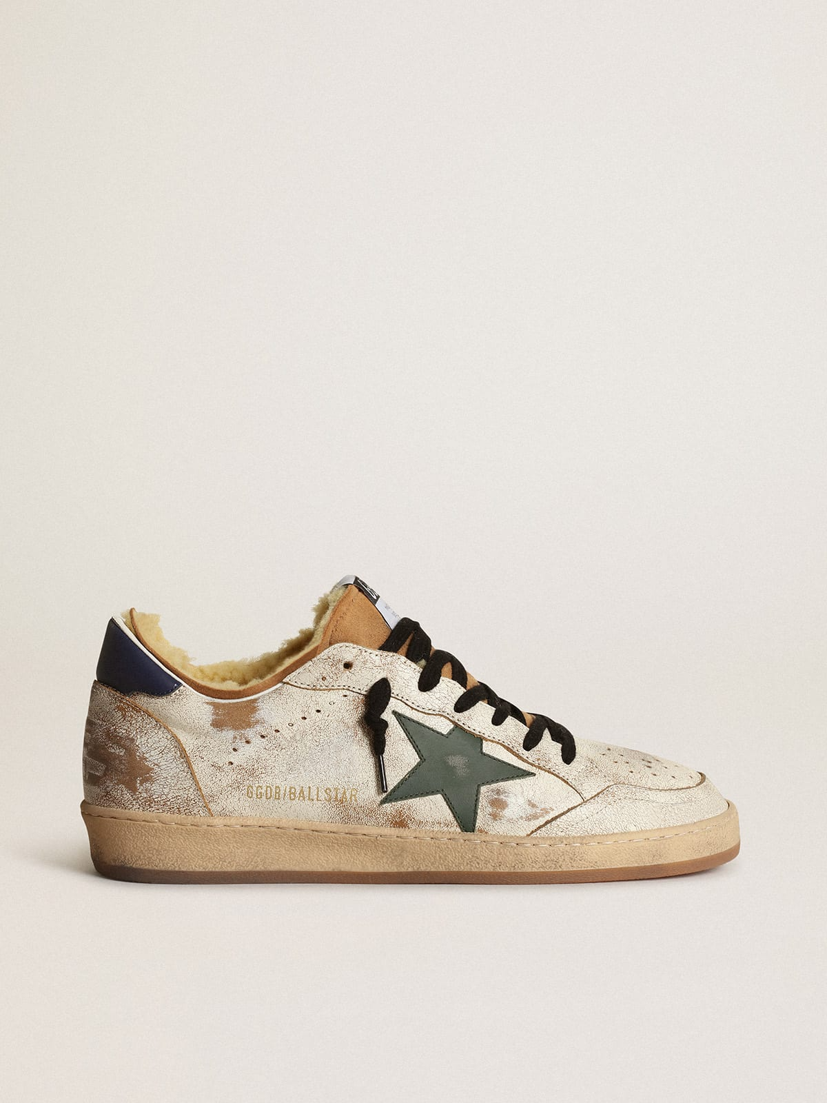 Sneakers Ball Star en cuir brillant blanc avec étoile en cuir vert foncé et doublure en shearling